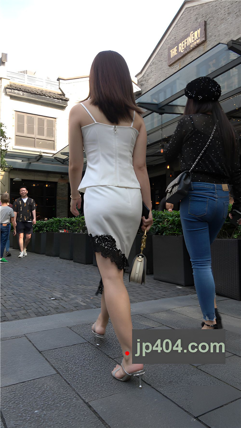 白色吊带包臀裙美女[1.08G/MP4]