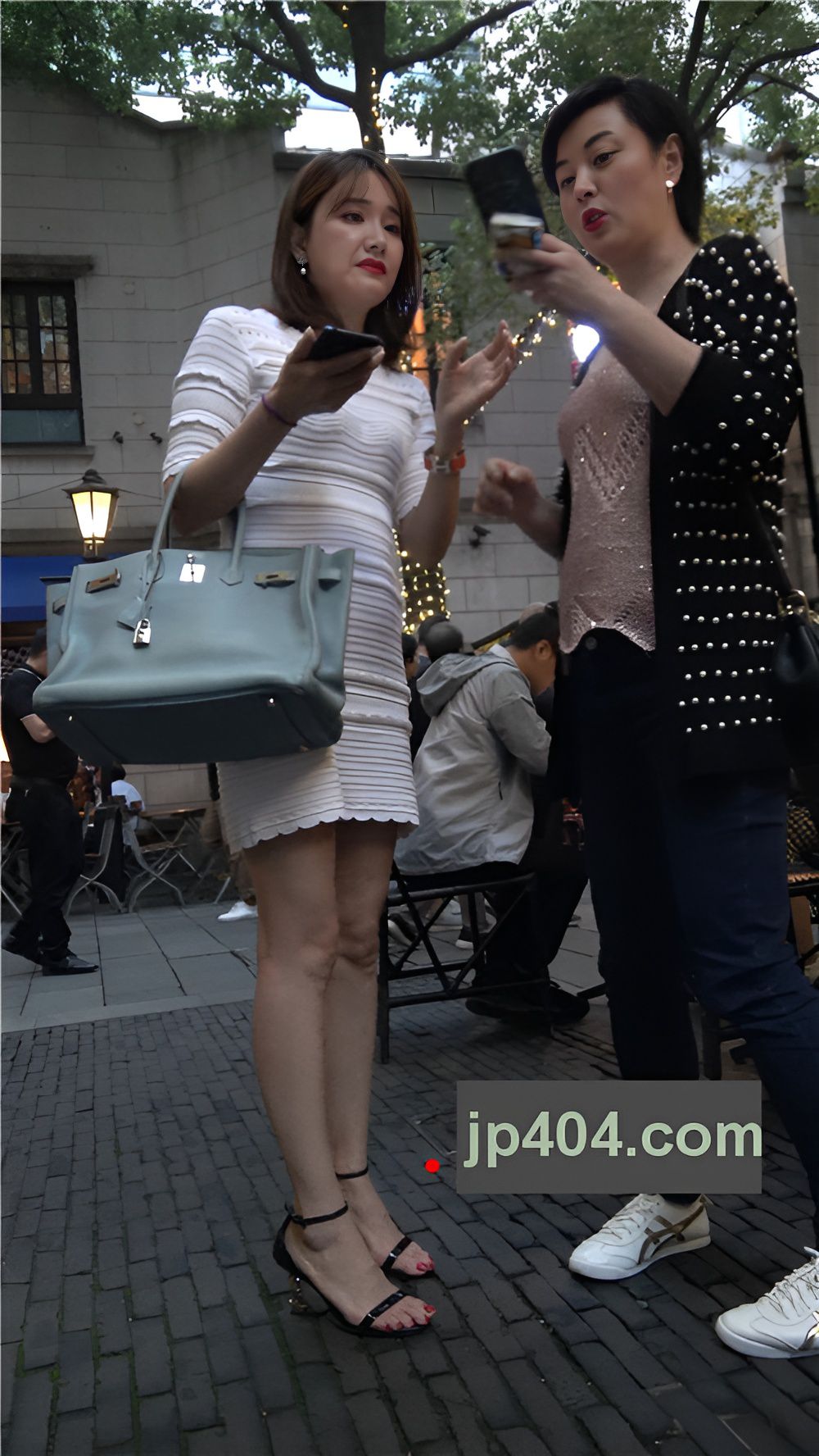 白色连体裙妹子[2.3G/MP4]