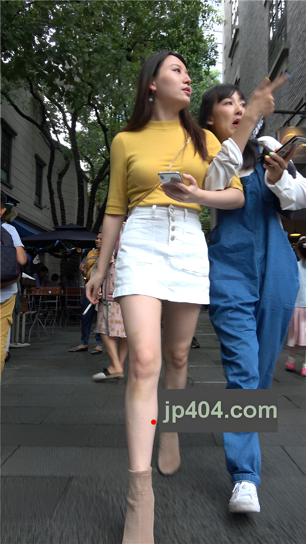 吸烟的黄裙白衣小姐姐[662M/MP4]