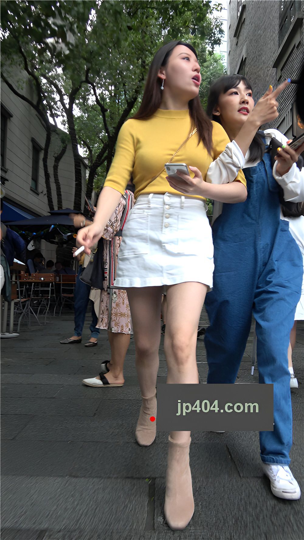 吸烟的黄裙白衣小姐姐[662M/MP4]