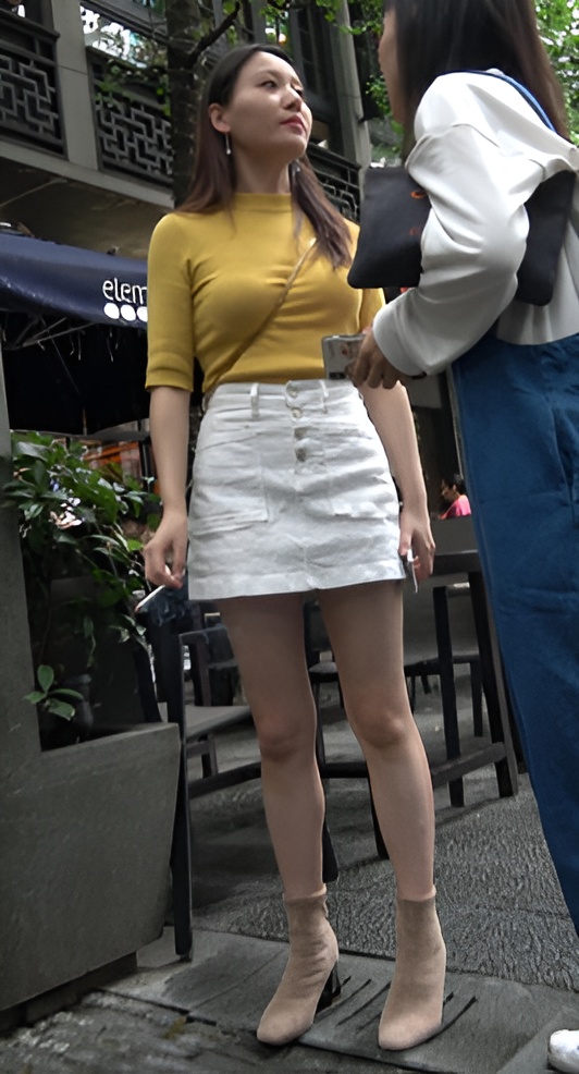 吸烟的黄裙白衣小姐姐[662M/MP4]