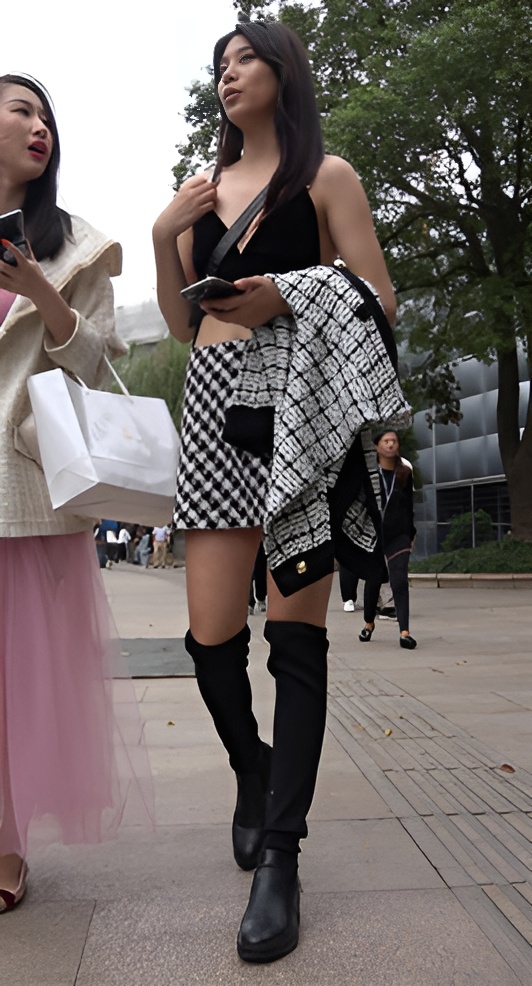 漂亮的V领长腿美女[1.3G/MP4]