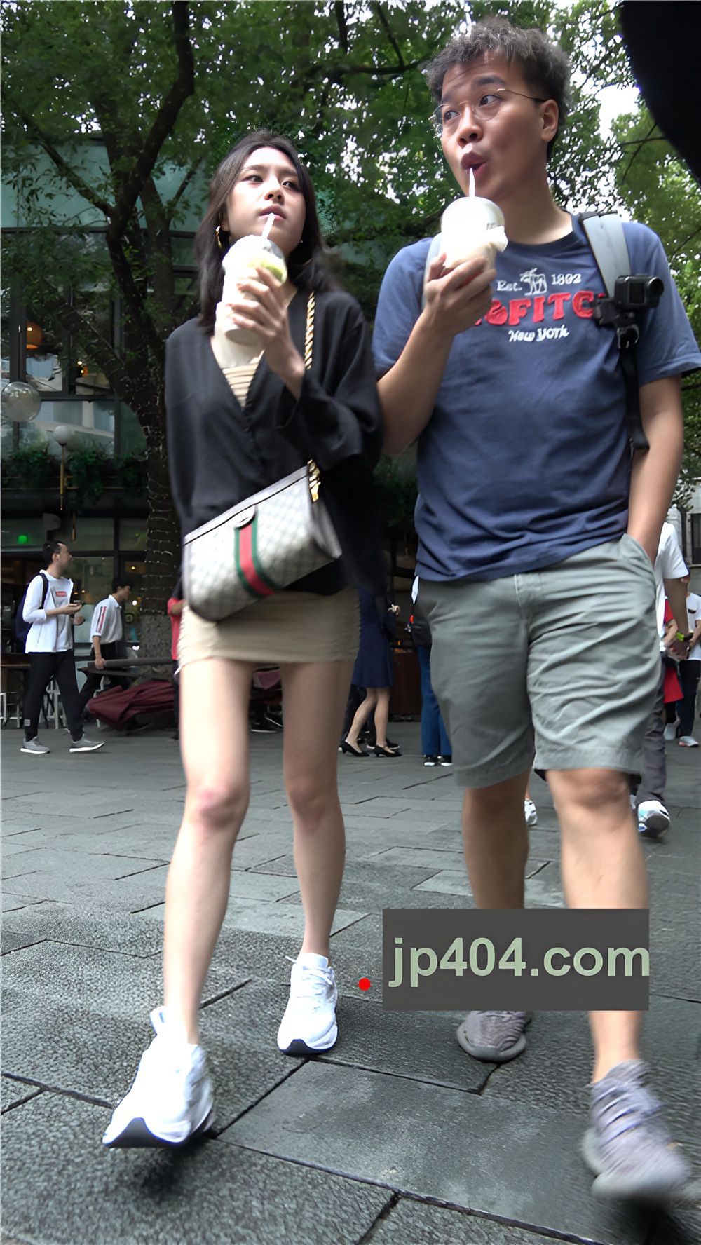 喝奶茶的包臀裙美女[1.39G/MP4]