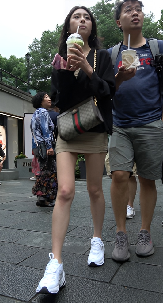 喝奶茶的包臀裙美女[1.39G/MP4]