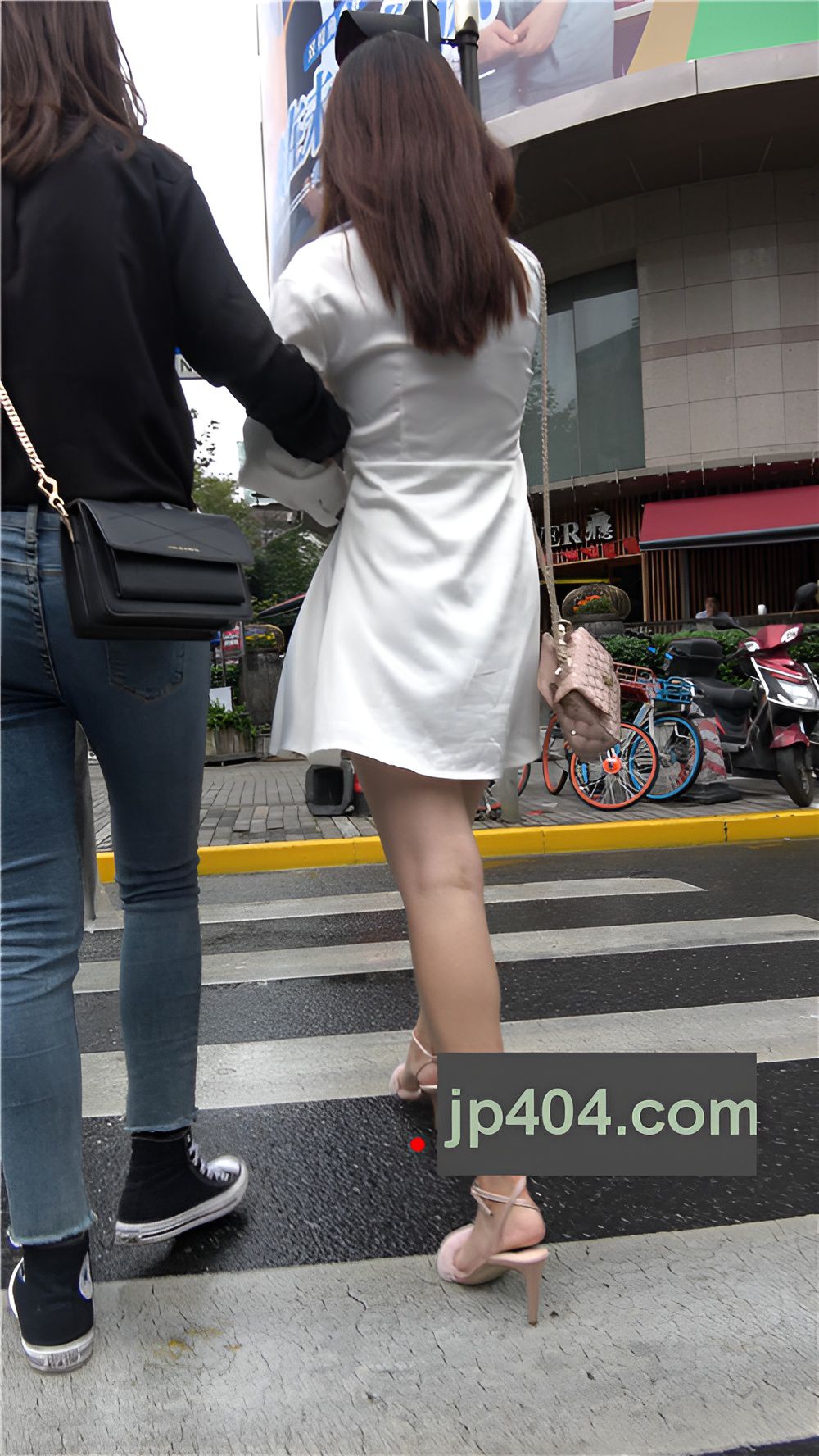 漂亮的白色连体裙小姐姐[2.18G/MP4]