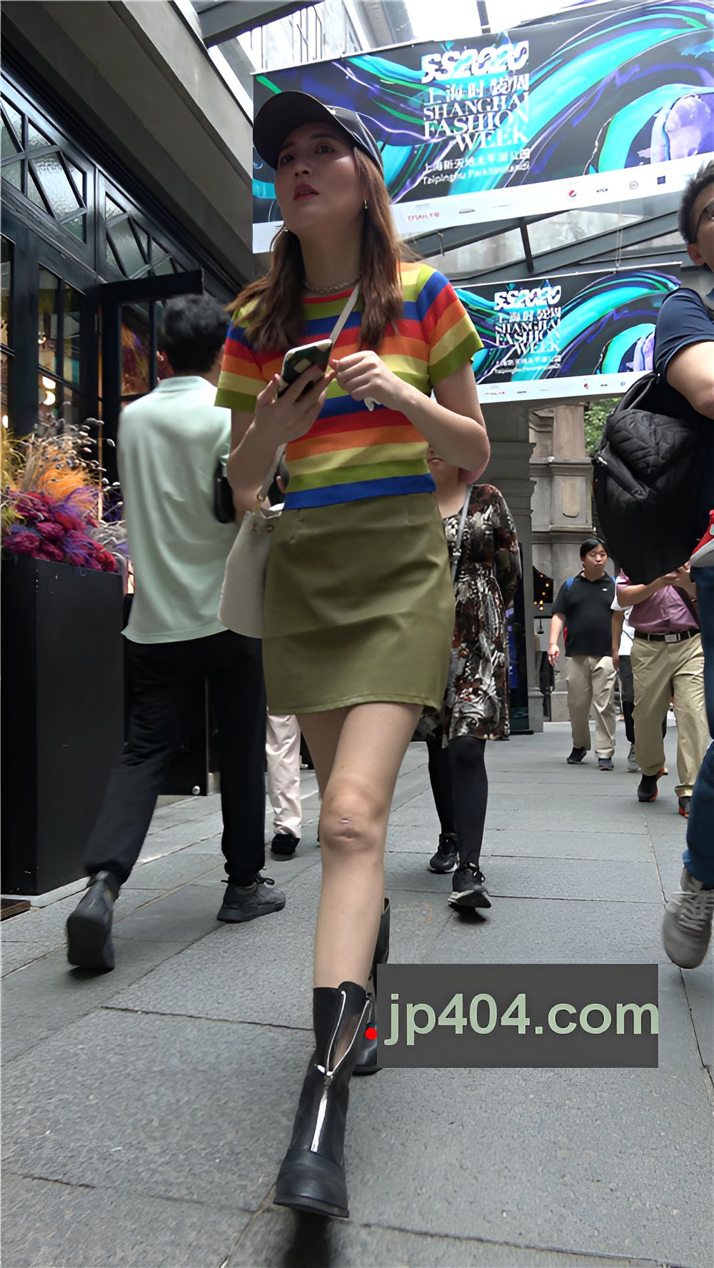 漂亮的黑色鸭舌帽小姐姐[2.3G/MP4]