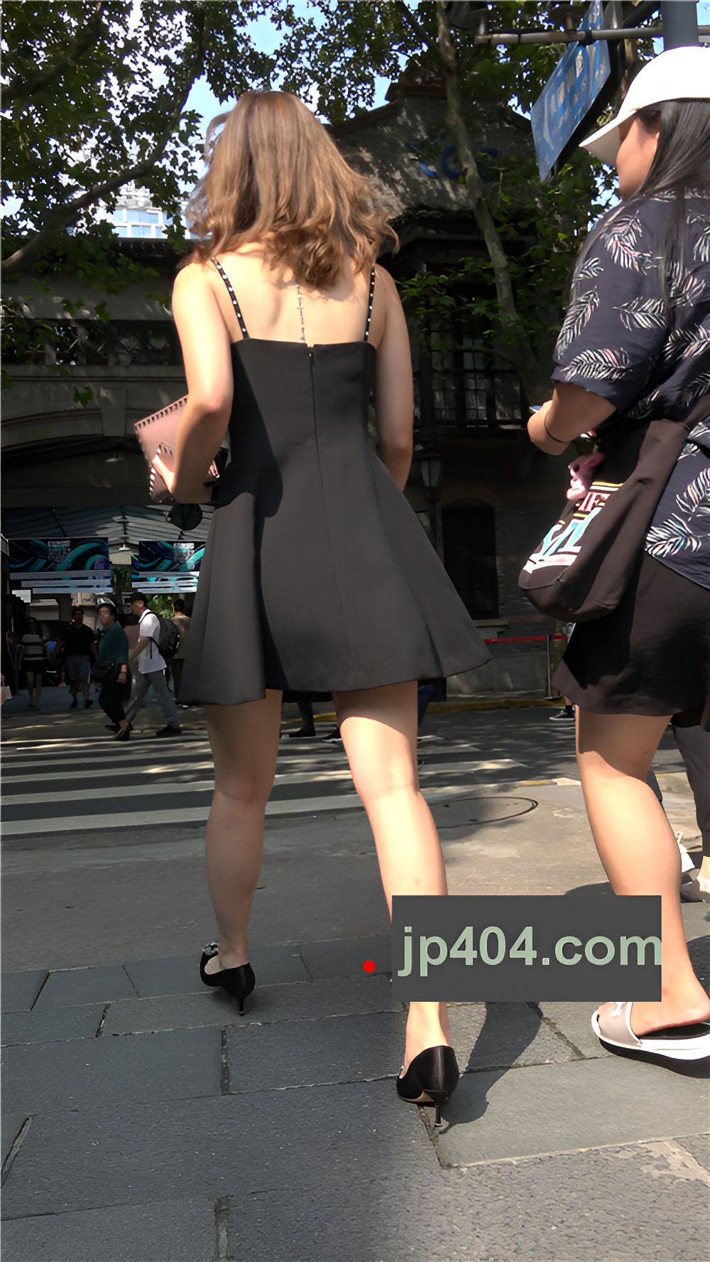 漂亮的连体吊带黑裙美女[2.09G/MP4]