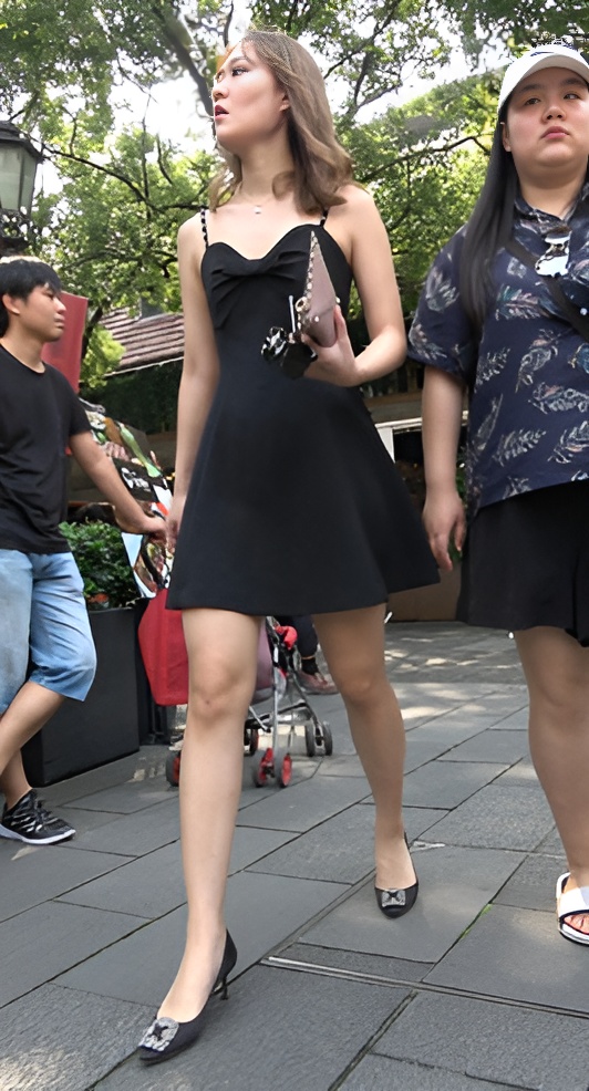 漂亮的连体吊带黑裙美女[2.09G/MP4]