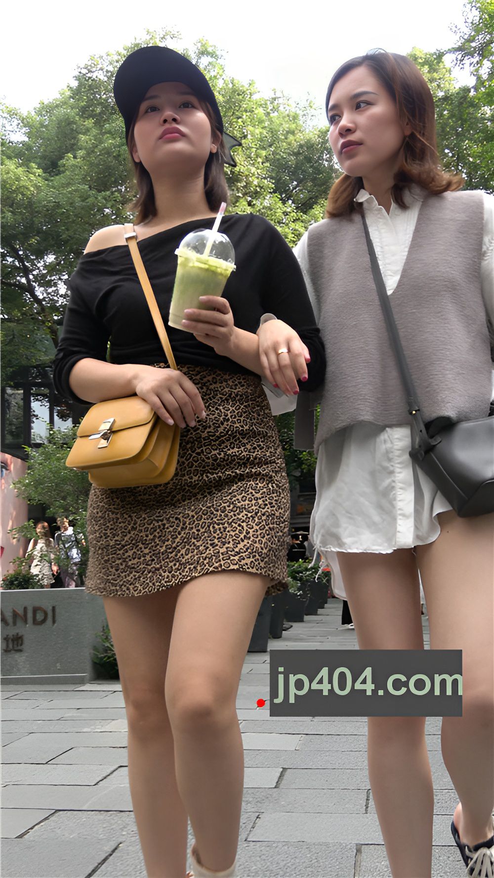 黑色鸭舌帽豹纹裙小姐姐[2.97G/MP4]