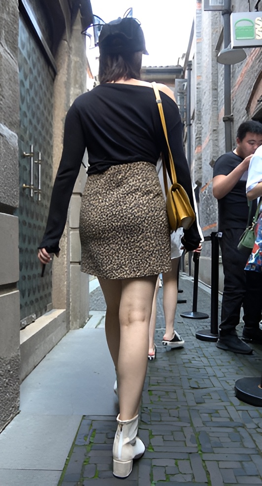 黑色鸭舌帽豹纹裙小姐姐[2.97G/MP4]