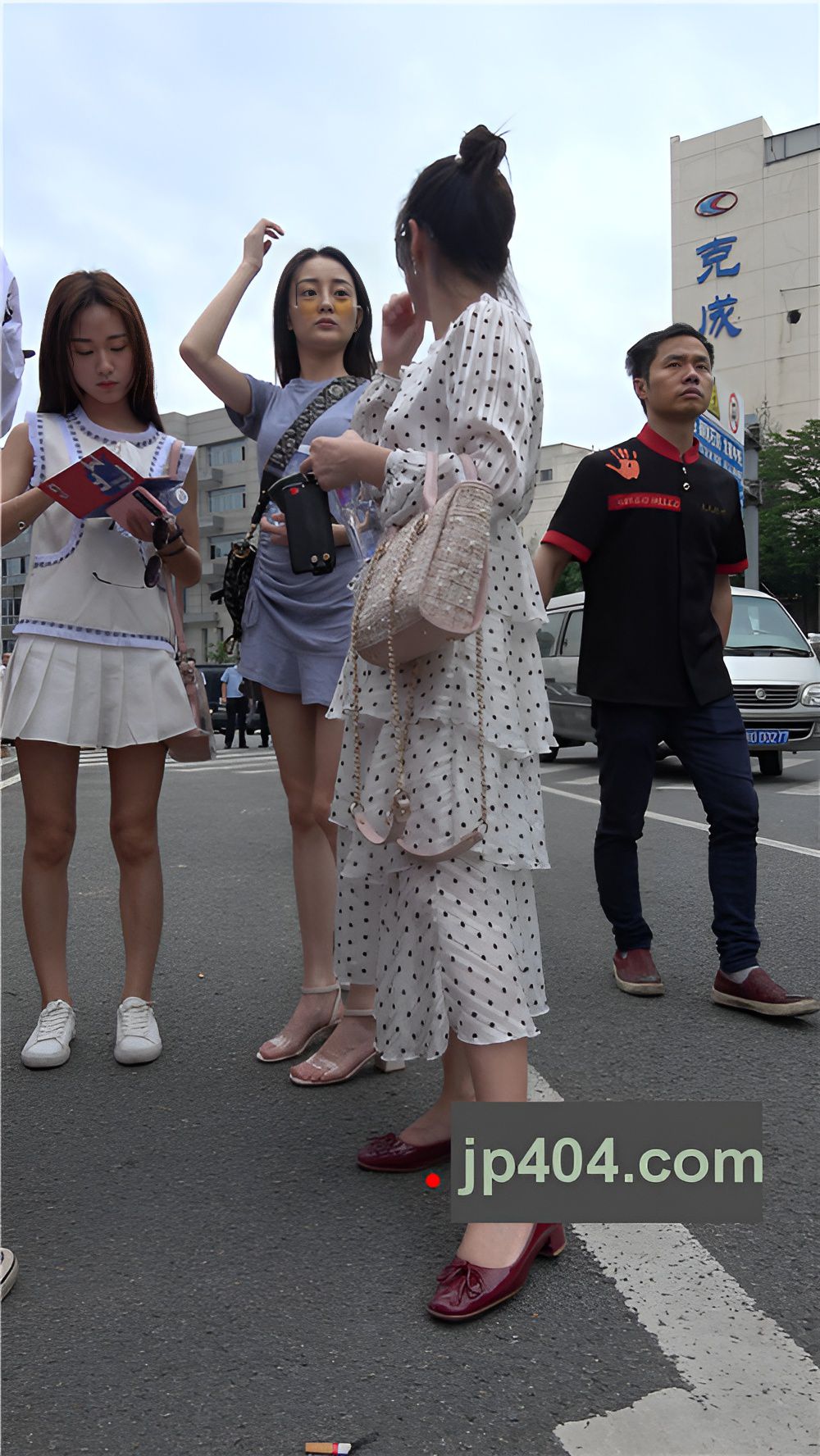 连体裙小姐姐蹲姿诱人[1.38G/MP4]