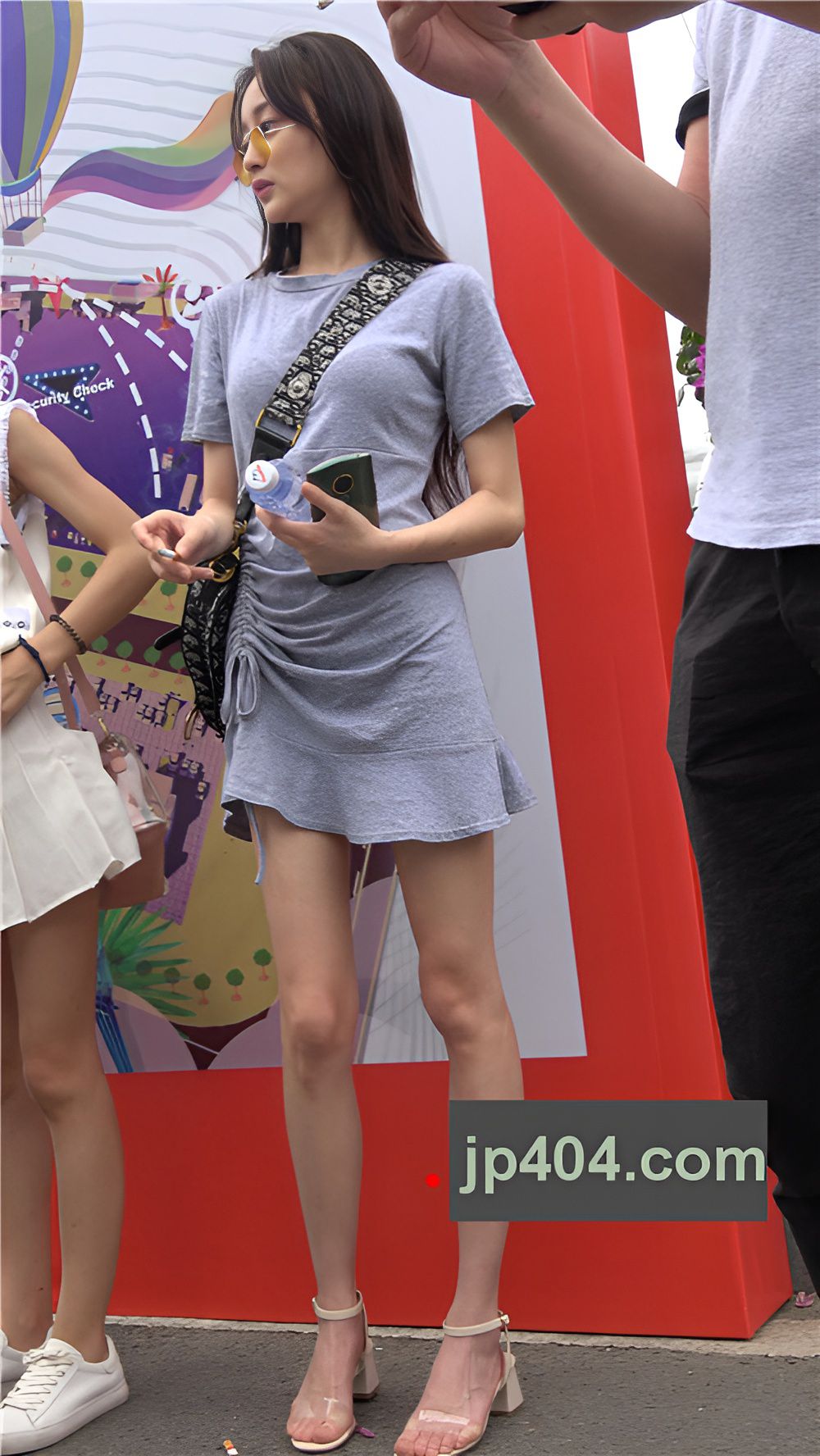 连体裙小姐姐蹲姿诱人[1.38G/MP4]