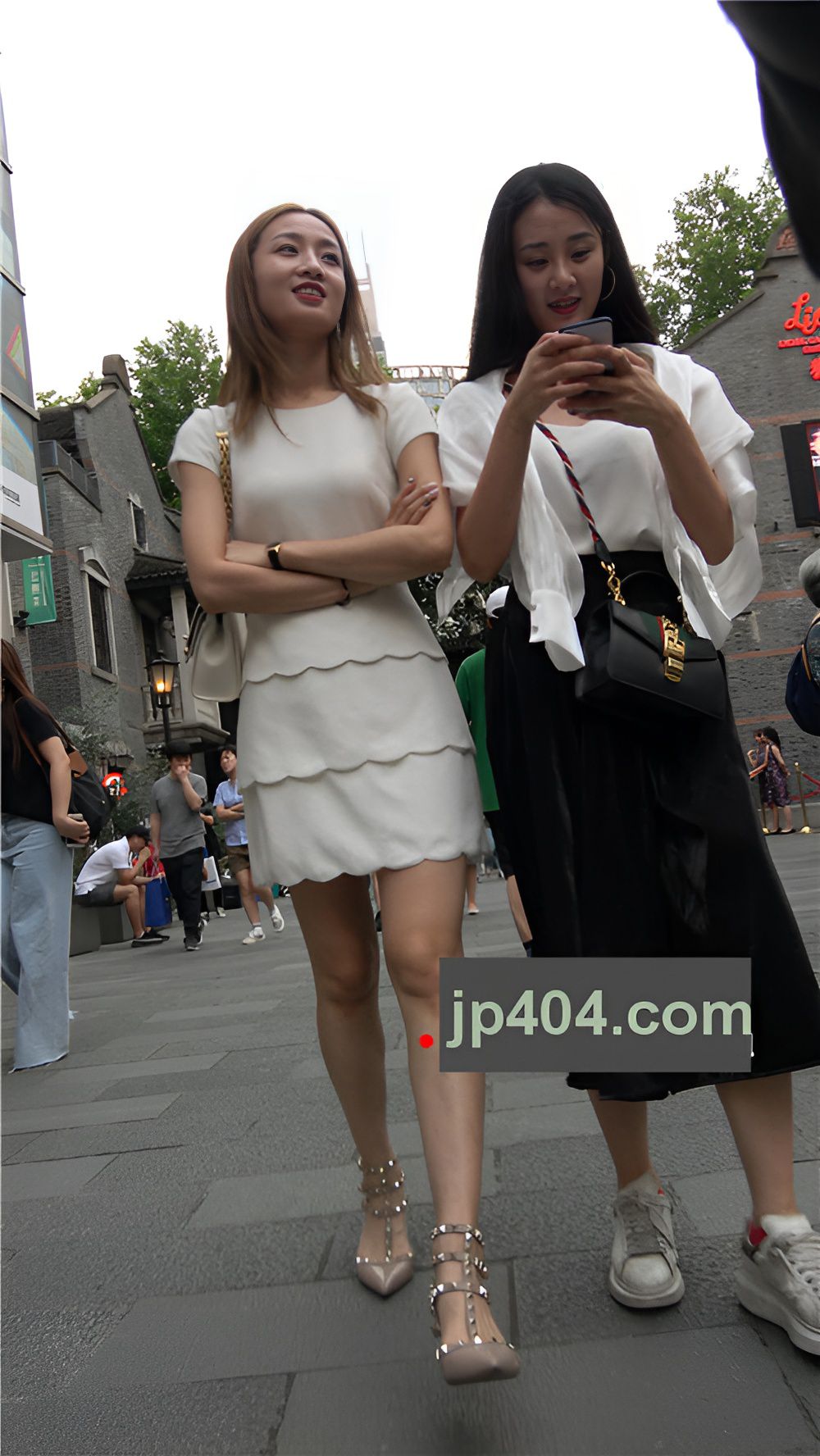 白裙连衣妹子[1G/MP4]