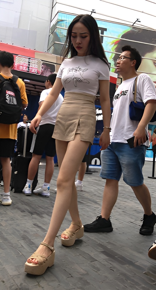 高腰裙裤妹子[1.25G/MP4]