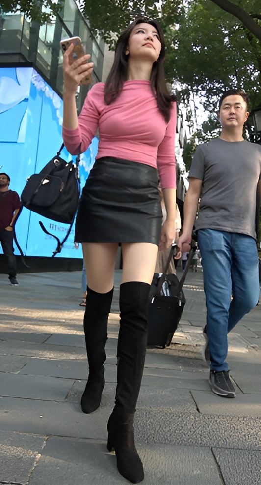 漂亮的皮裙小姐姐[1.36G/MP4]