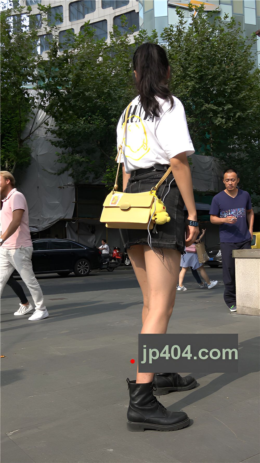 黑色牛仔裙小姐姐[1.85G/MP4]