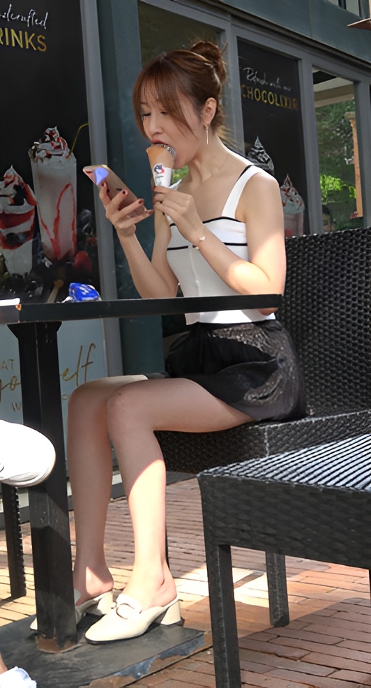 路边吃冰淇淋的小姐姐[2.04G/MP4]