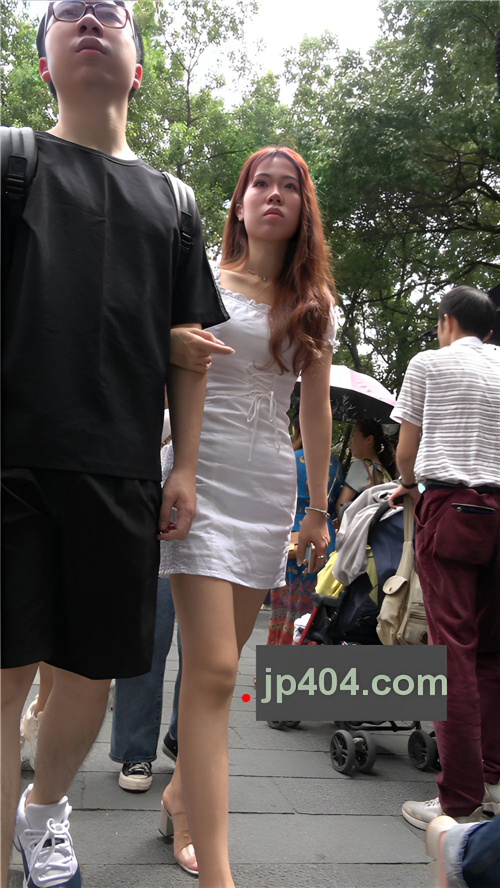 白色连体裙妹子[2.52G/MP4]