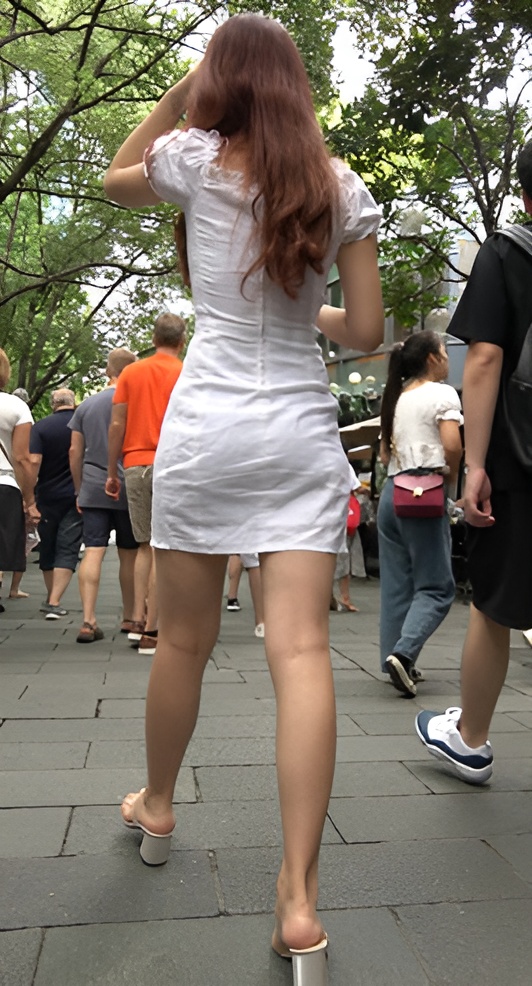 白色连体裙妹子[2.52G/MP4]