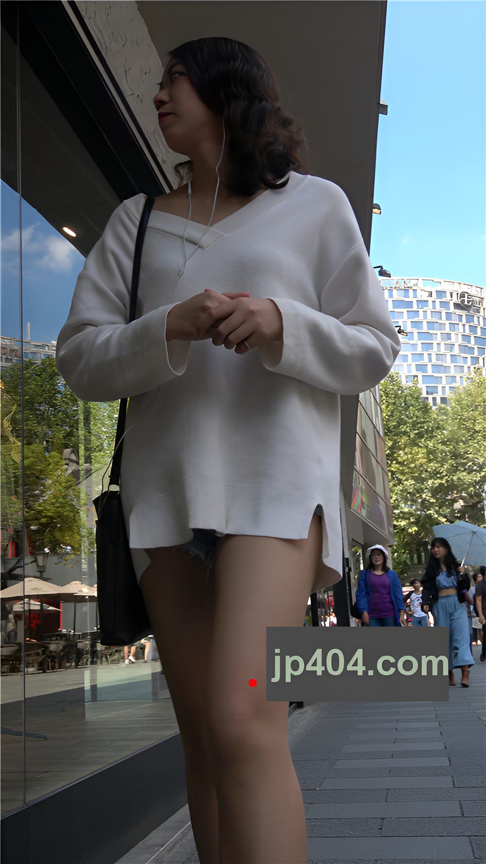 听歌的白衣小姐姐[954M/MP4]