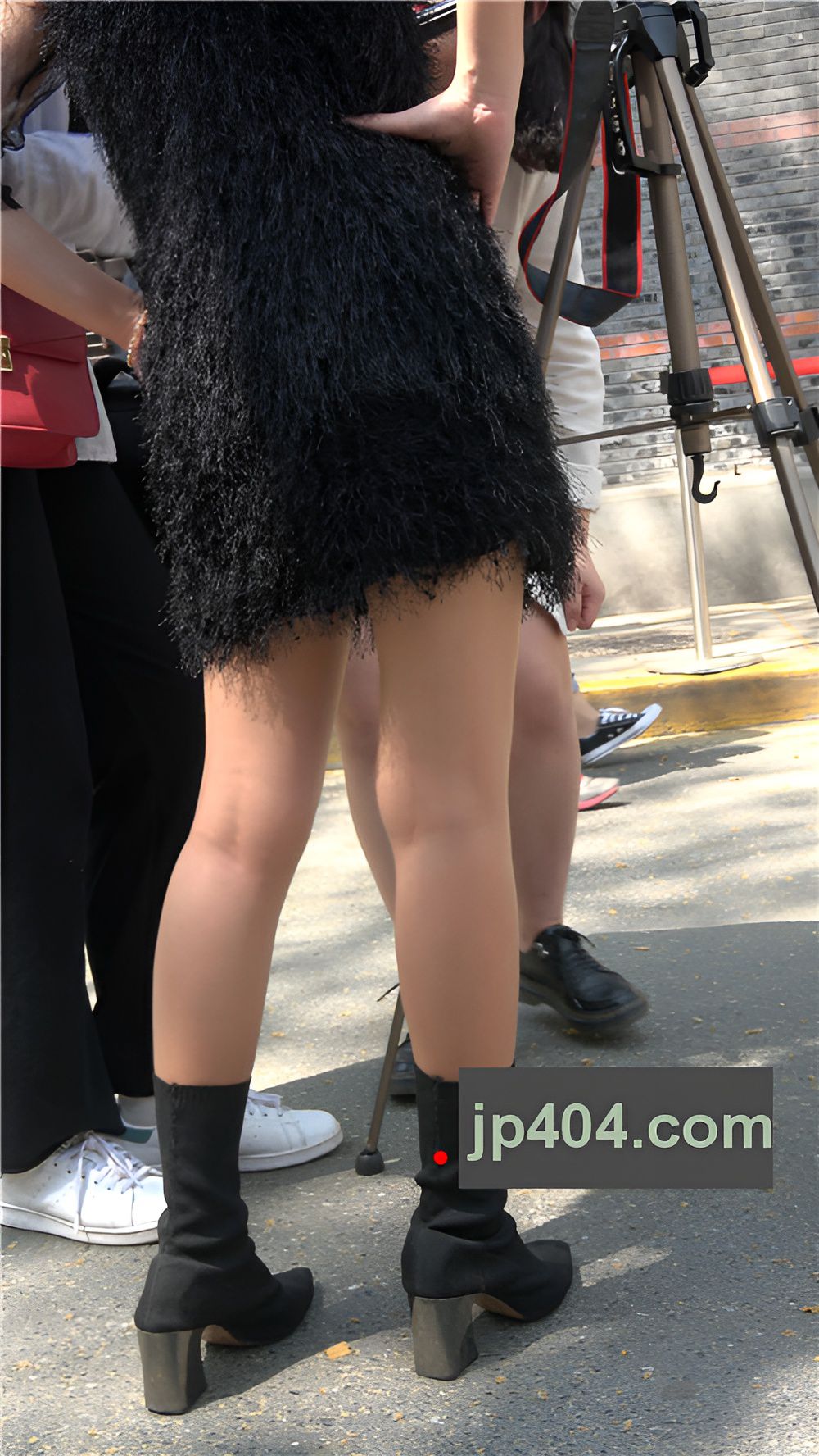 黑色吊带裙小姐姐[1.96G/MP4]