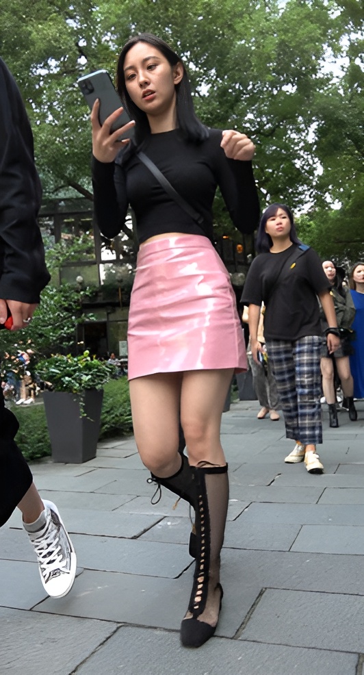 粉色皮裙小姐姐[2.72G/MP4]