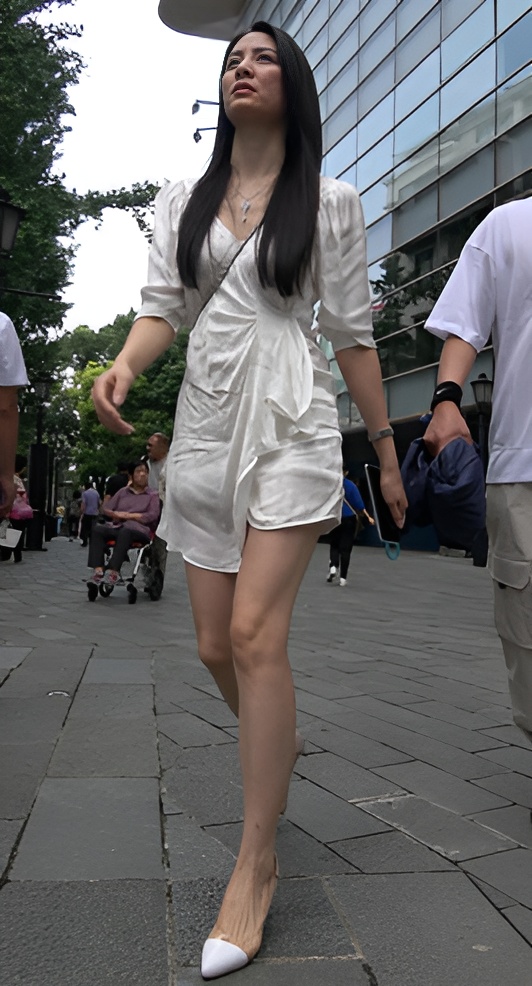 白色连衣裙小姐姐[679M/MP4]