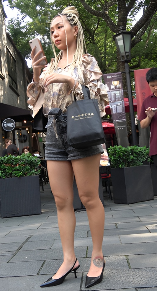 黑色热裤脏辫小姐姐[2.07G/MP4]