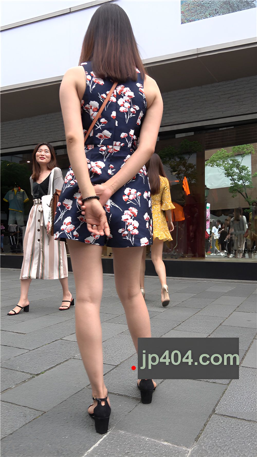 漂亮的黄色连衣裙美女[1.34G/MP4]