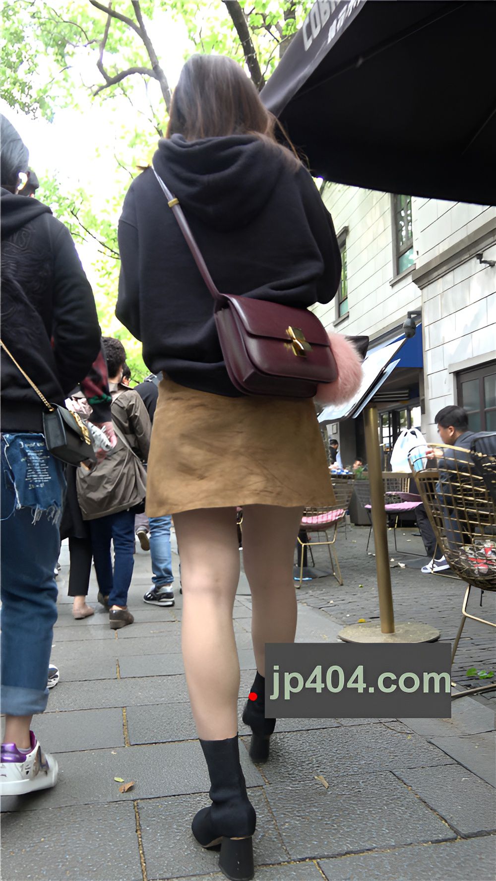 黑色卫衣小姐姐[1.68G/MP4]