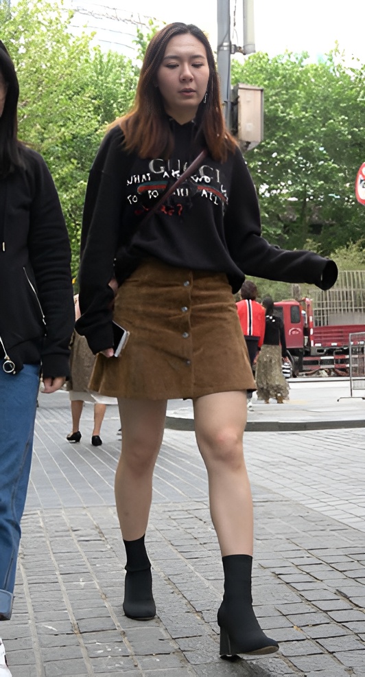 黑色卫衣小姐姐[1.68G/MP4]