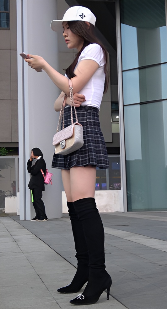 短裙美女小姐姐[1.47G/MP4]