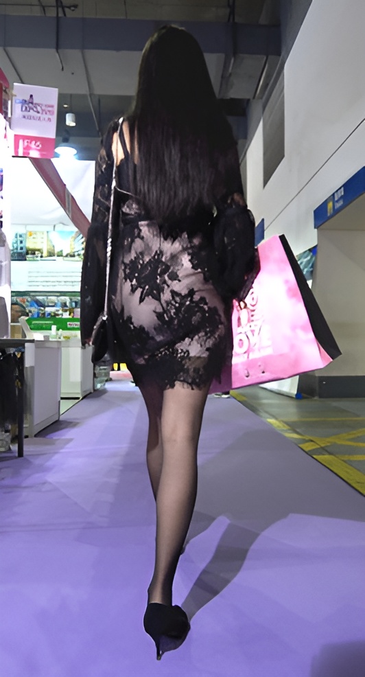 黑色连体裙美妇[1.79G/MP4]