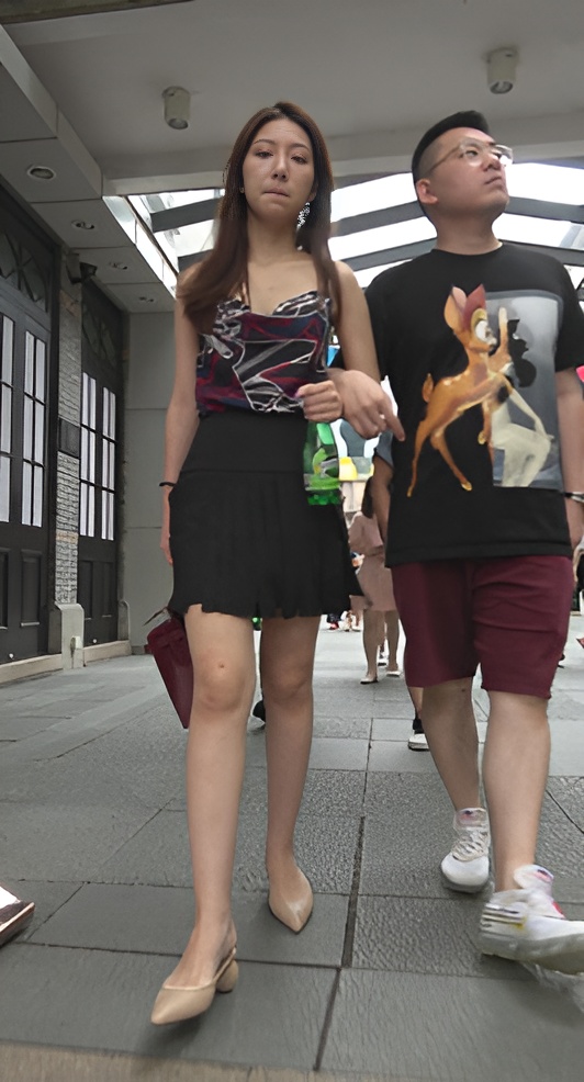 漂亮的短裙美女[2.12G/MP4]