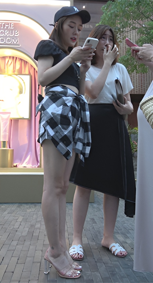 戴着鸭舌帽的短发小姐姐[1.57G/MP4]