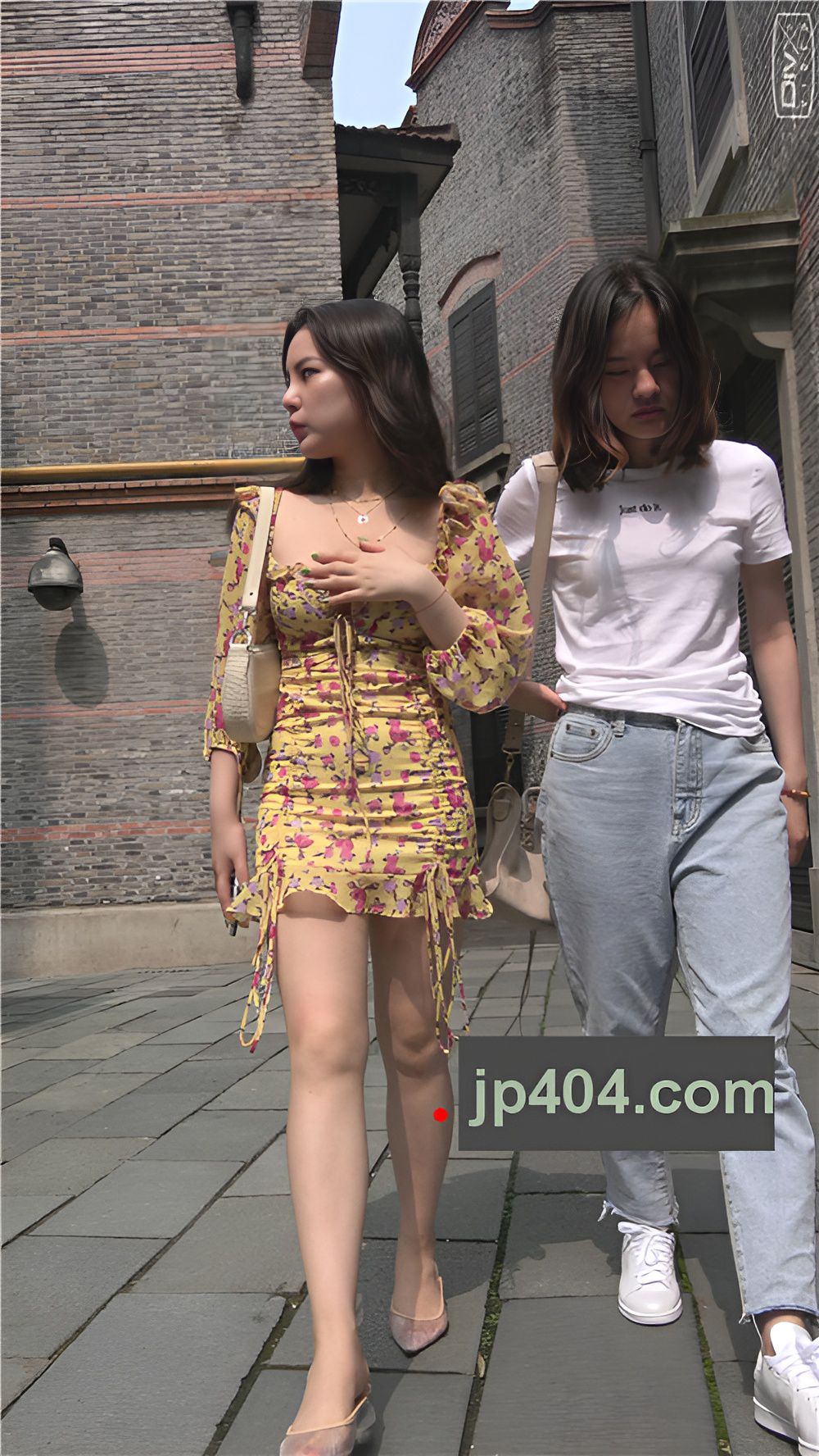 白嫩低胸装小姐姐[2.31G/MP4]