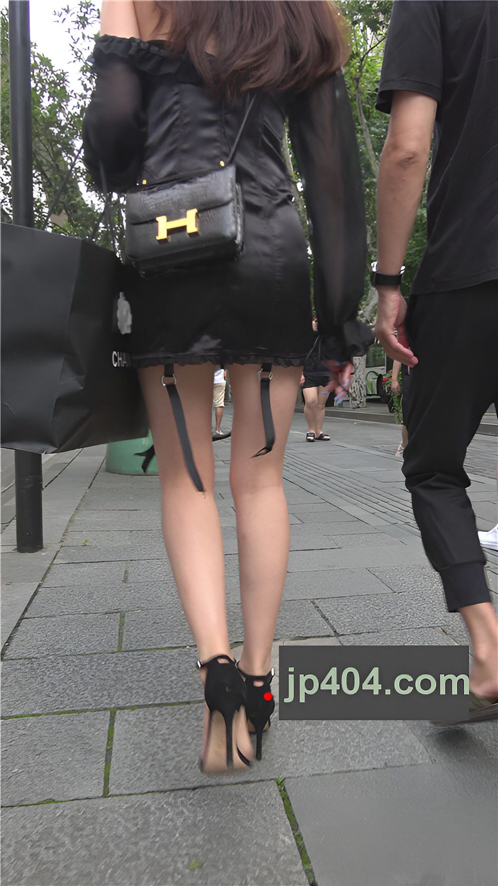 黑色连体裙美女[863M/MP4]