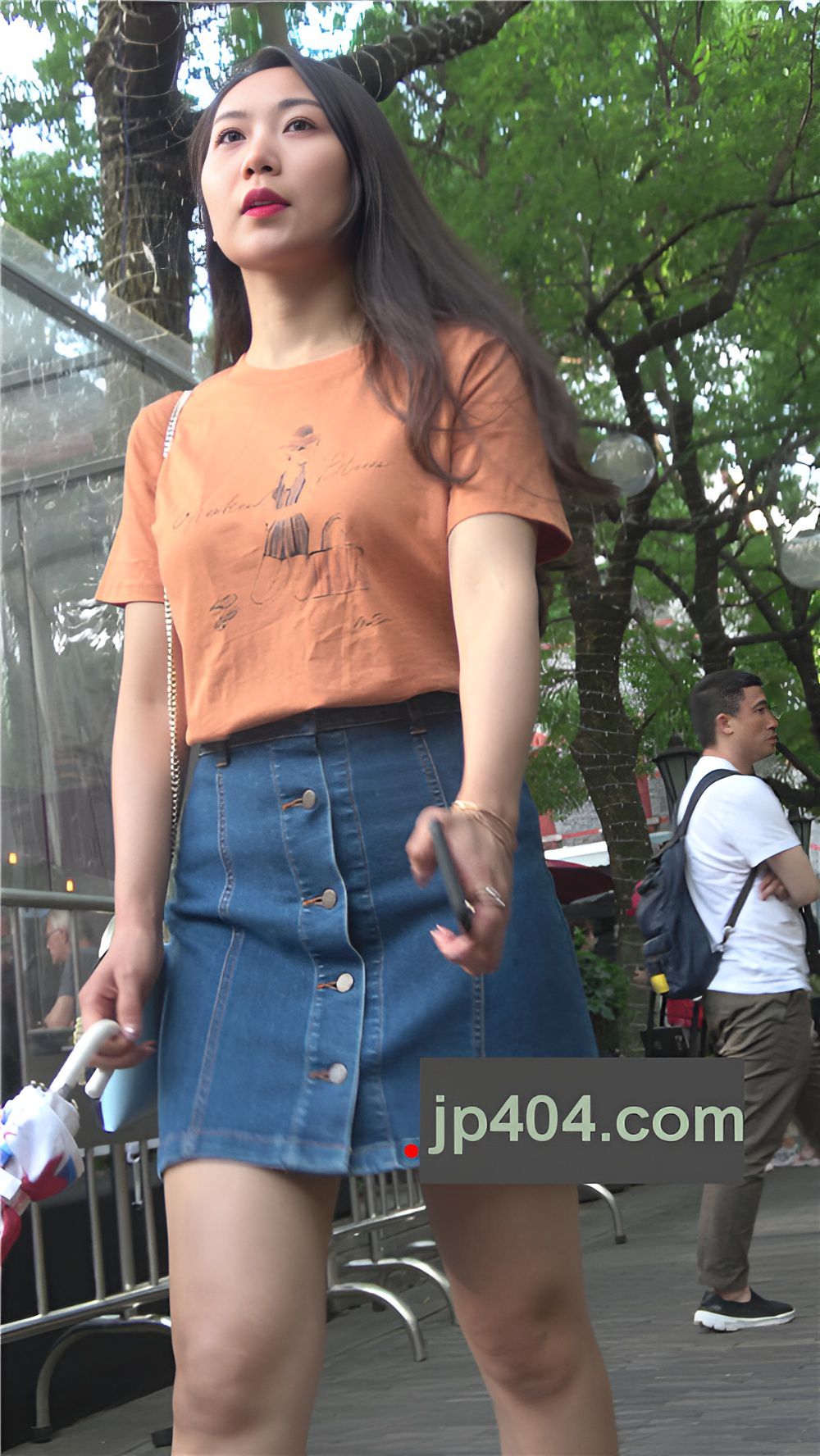 漂亮的牛仔裙小姐姐[544M/MP4]