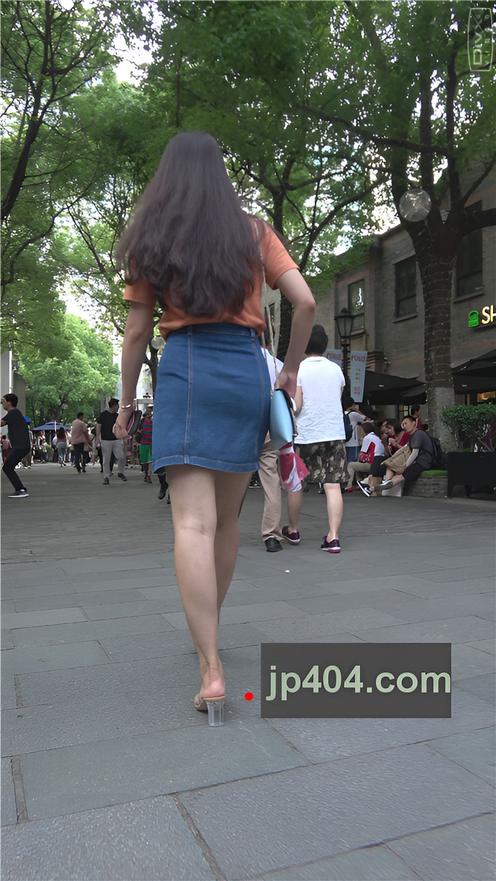 漂亮的牛仔裙小姐姐[544M/MP4]