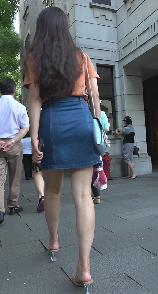 漂亮的牛仔裙小姐姐[544M/MP4]