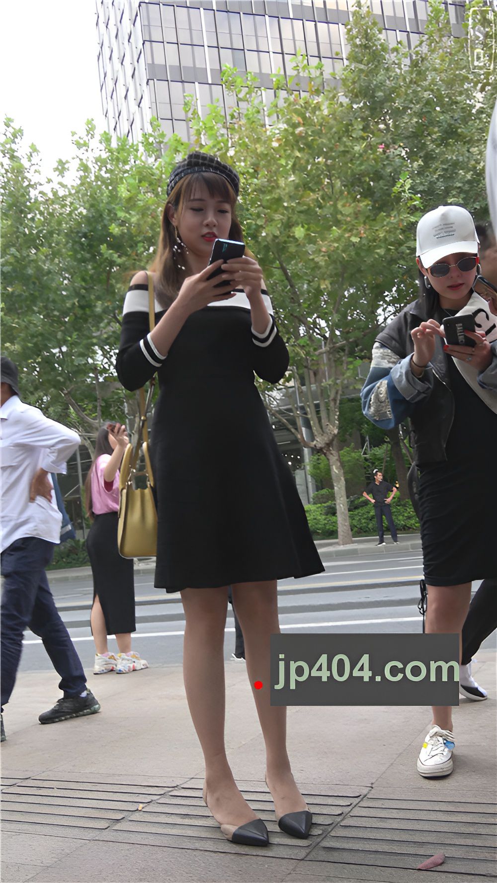 黑色连衣裙小妹[1.37G/MP4]