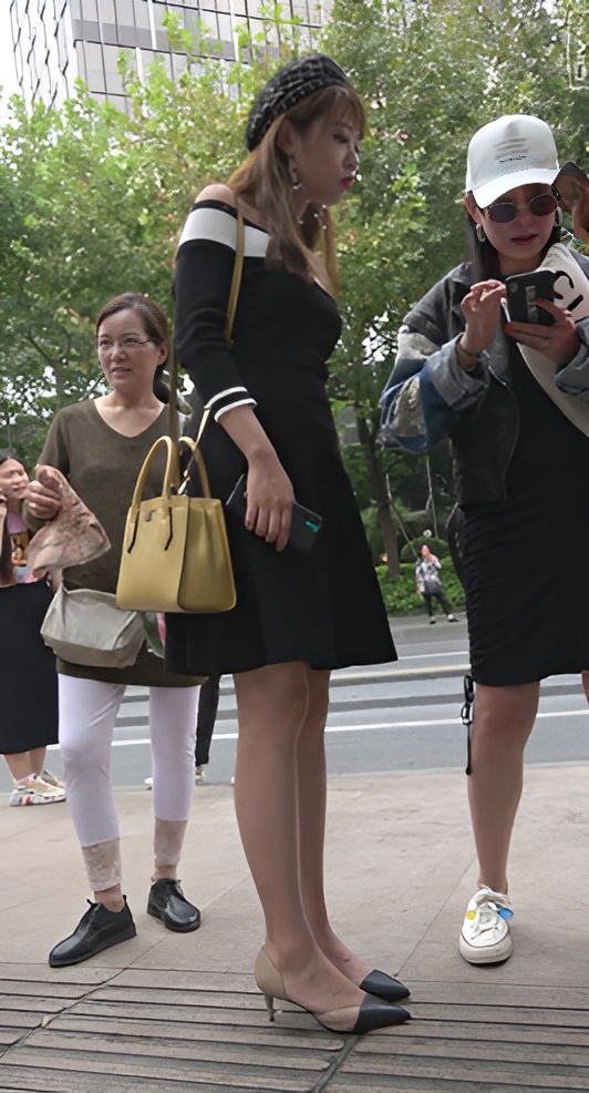 黑色连衣裙小妹[1.37G/MP4]