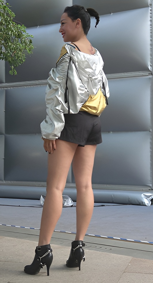 黑色短裤小姐姐[1.72G/MP4]