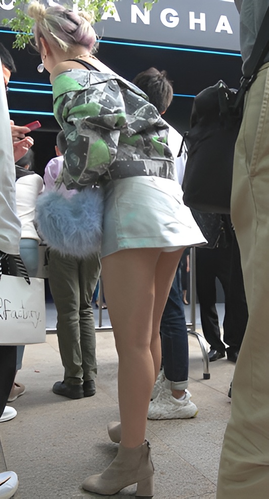 银色皮裙小姐姐[2.45G/MP4]