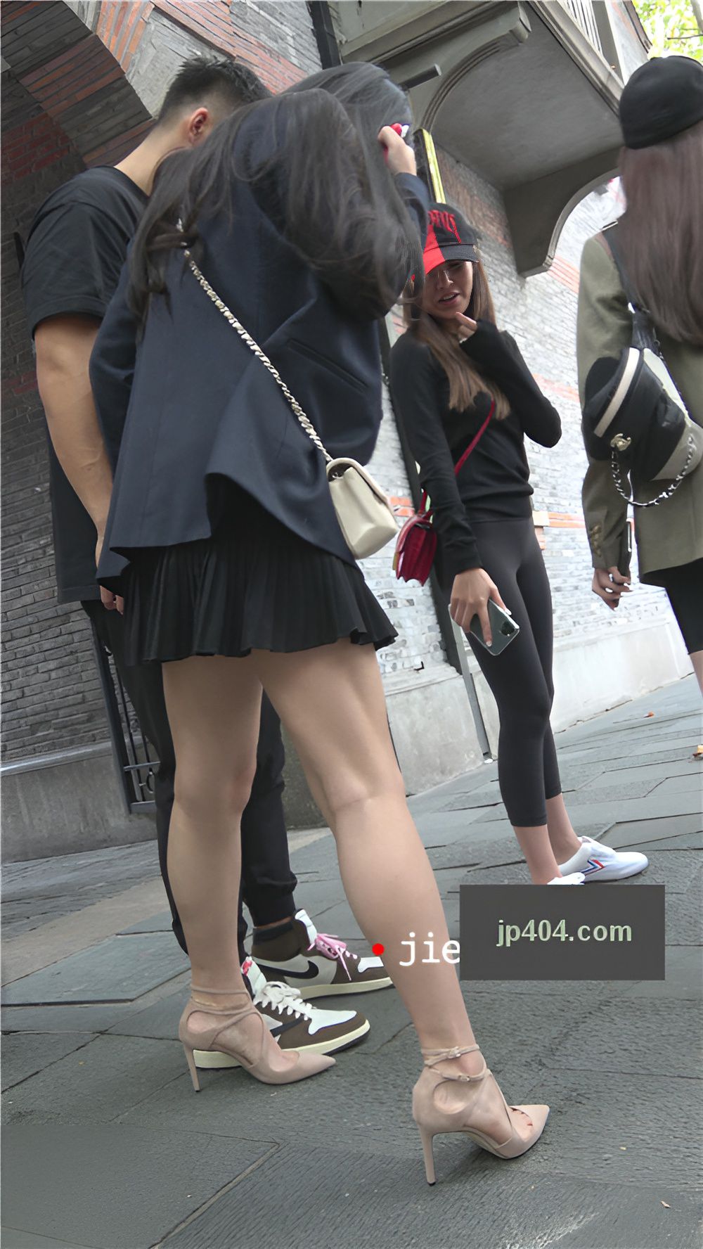 黑色短裙美女[1.58G/MP4]