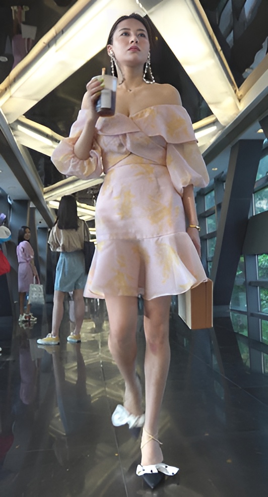 漂亮的粉色连体美女[1.35G/MP4]