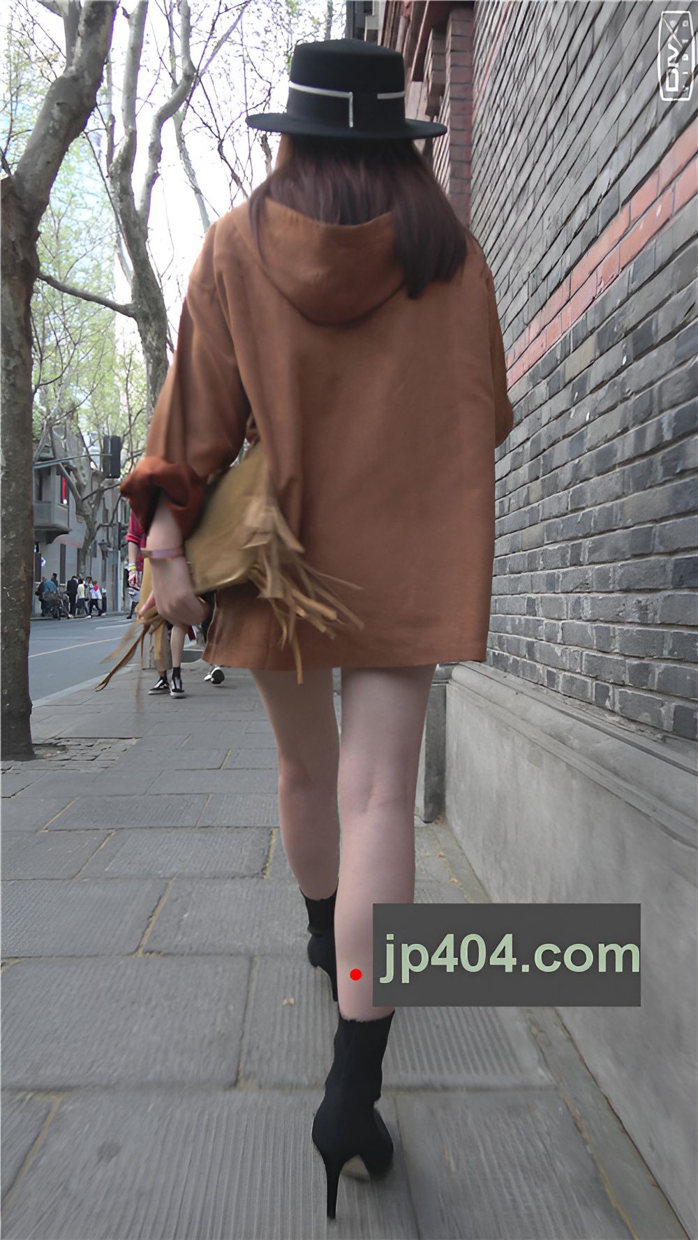 戴着黑色帽子的漂亮美女[2.1G/MP4]