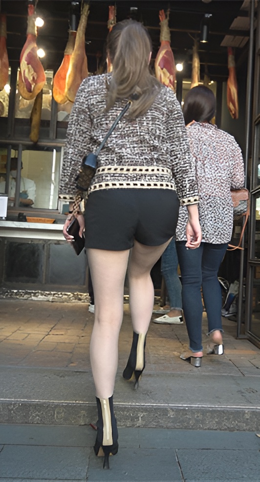 漂亮的黑色短裤小姐姐[2.41G/MP4]