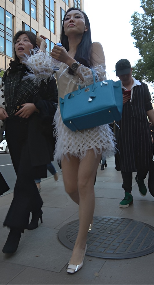 白色连体裙小姐姐[860M/MP4]