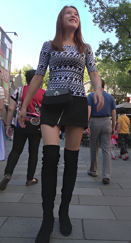 黑色高靴短裙小姐姐[826M/MP4]